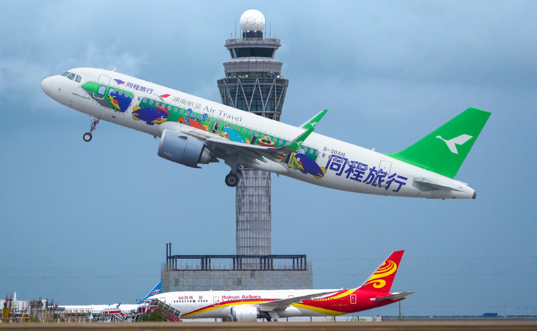 Attracting travel enthusiasts to stop by advertising on airplanes