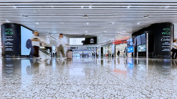 广州白云国际机场T2国内出发混流区屏+灯箱套装