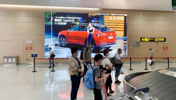 重庆江北国际机场T3国内到达行李提取厅灯箱