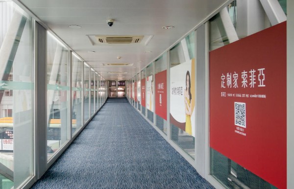 广州白云国际机场T1内廊桥贴膜