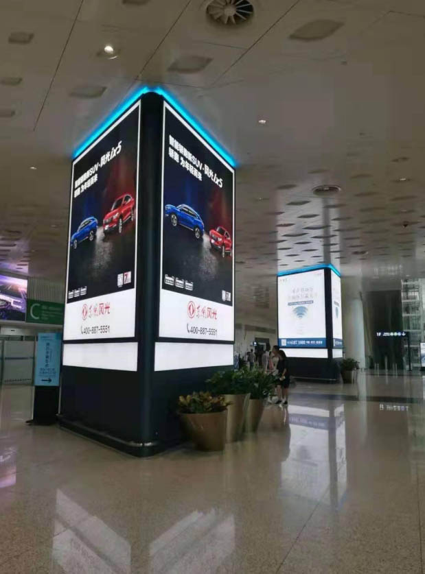 The living room on the second floor of Wuhan Tianhe Airport is packed with pillar light boxes