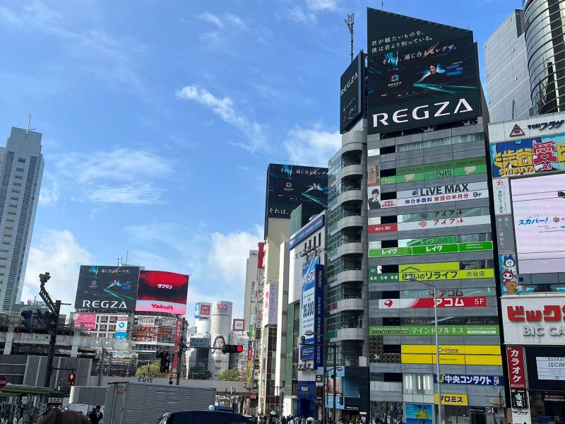 东京涩谷十字路口7面联动电子屏