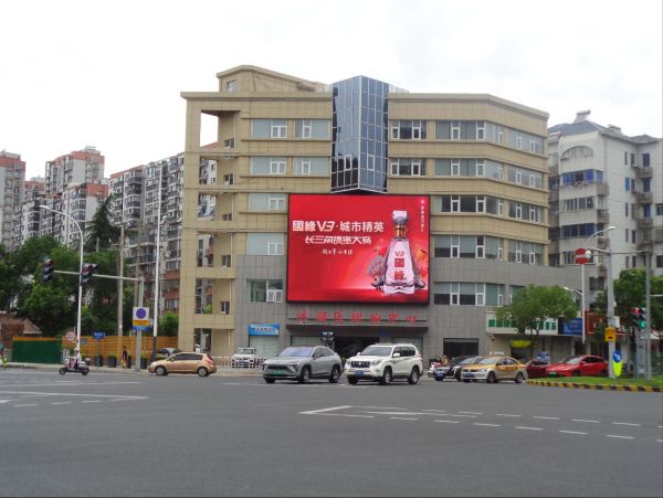 Outdoor Advertising's "Surrounding Radius" Economics: Yield Per Cubic Meter, Adjacency Synergy and Walkable Catchment