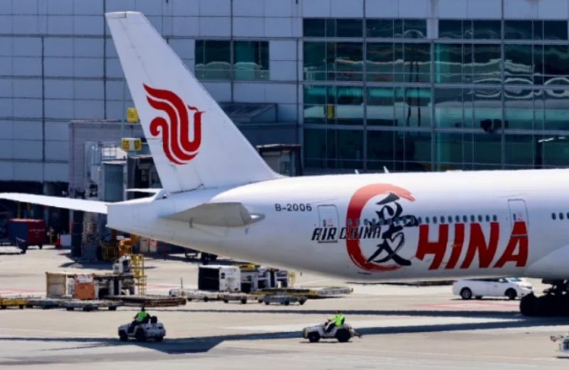 Shenzhen Airlines aircraft fuselage title advertisement