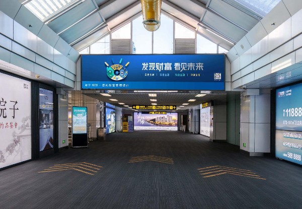 珠海金湾机场三层国内到达指廊灯箱