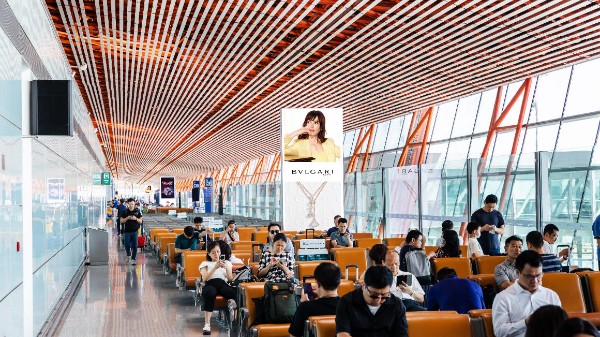 北京首都机场T3C国内出发双面图腾灯箱