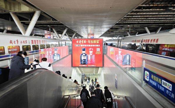 青岛北站站台出站梯楣灯箱