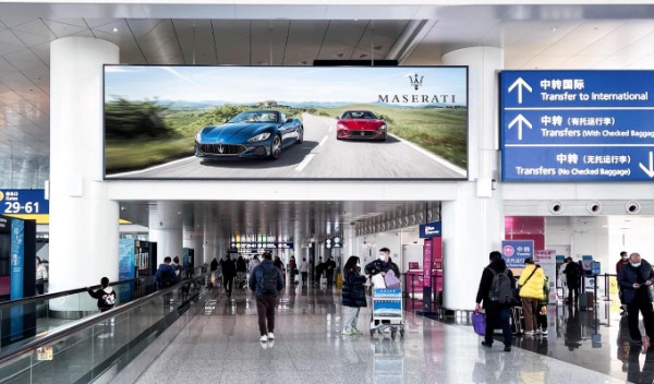 武汉天河机场T3国内出发到达混合通廊灯箱