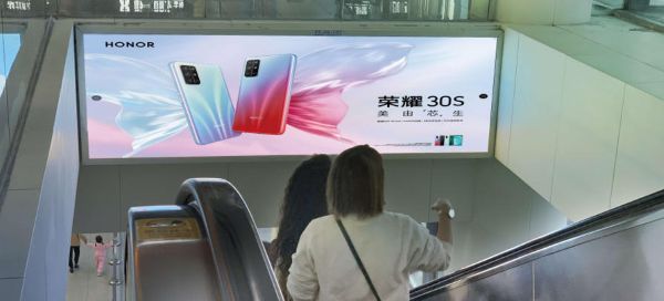深圳福田口岸入境扶梯正对面灯箱