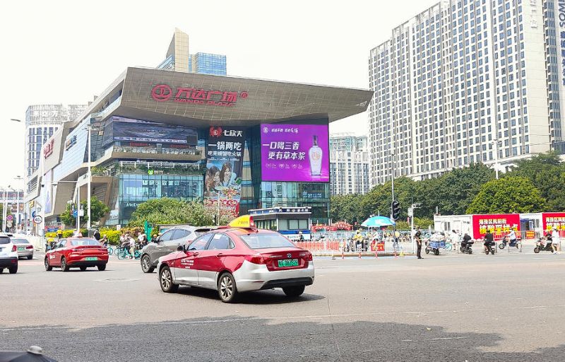 广州海珠万达广场正门LED屏