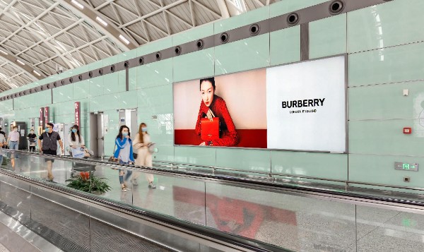 成都双流国际机场T2三层出发通廊灯箱