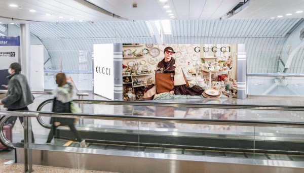 北京首都机场T2国内到达通廊入口看板