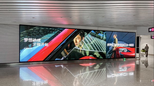 广州白云国际机场T2国内出发到达混流区巨型灯箱套装