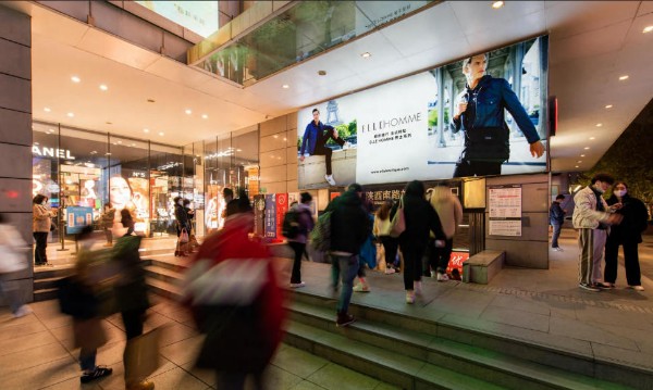 上海淮海百盛购物中心双侧超级灯箱