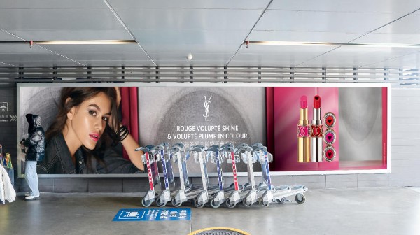 三亚凤凰国际机场综合楼南侧行人通道灯箱套装