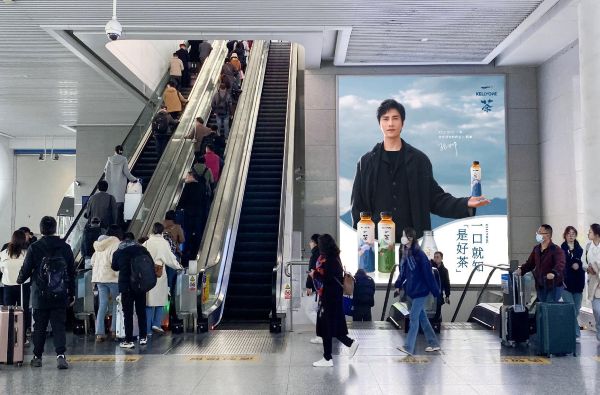 杭州东站进出站交汇层扶梯灯箱