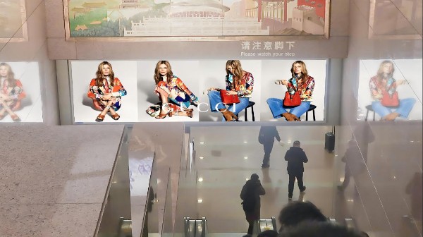 北京首都机场T2国内到达至行李大厅下电梯灯箱