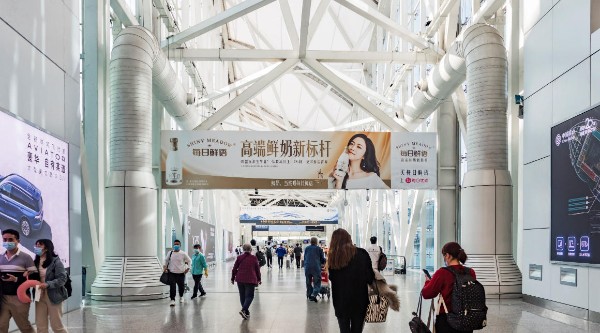 广州白云国际机场T1出发主楼出发通廊看板