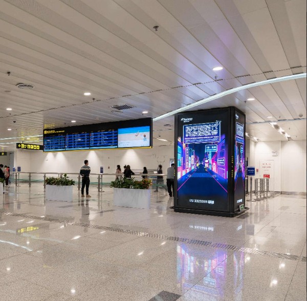 珠海金湾机场一层到达迎宾厅包柱灯箱