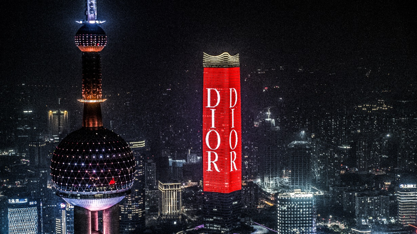 上海白玉兰广场灯光秀投放全攻略：24150㎡巨幕，外滩双地标联动解析