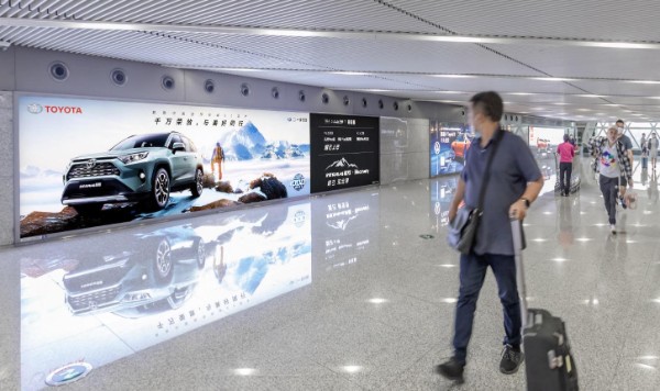 成都双流国际机场T2二层到达夹层灯箱