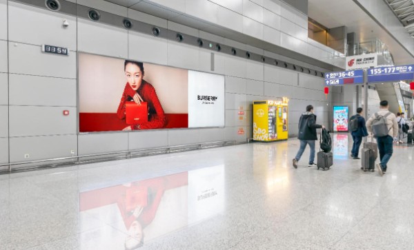 成都双流国际机场T2三层出发通廊灯箱