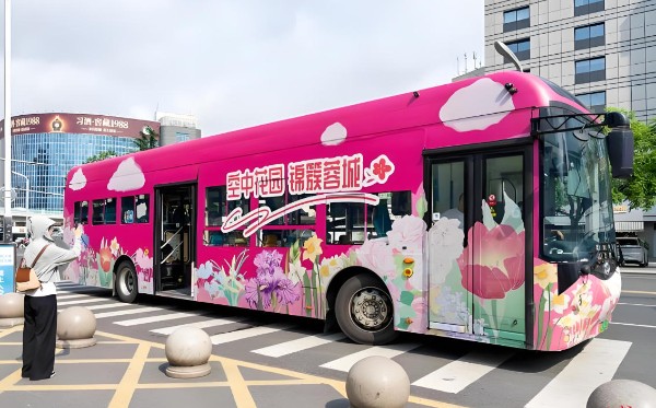 成都城市新中轴观光线公交车身