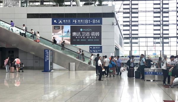 青岛北站东、西进站大厅扶梯两侧墙面灯箱