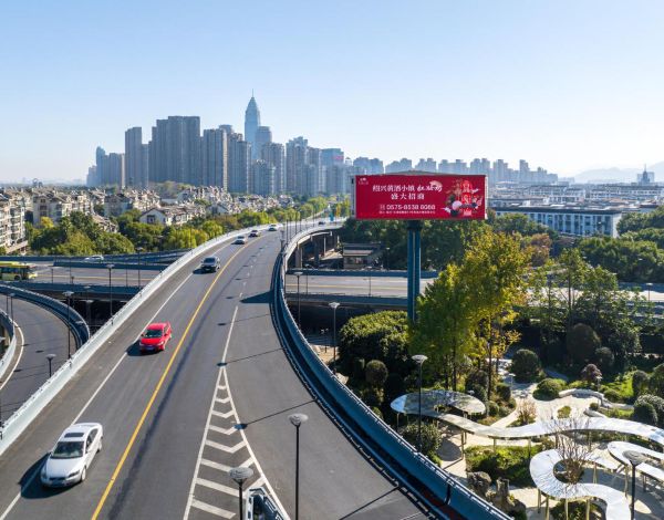 Three-sided LED screens at the southwest corner of Chang'an Overpass in Shaoxing