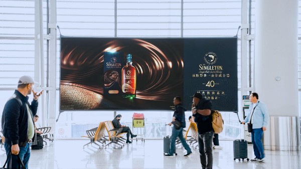 广州白云国际机场T2国内出发到达混流区灯箱