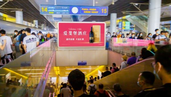 杭州东站站台层双面灯箱