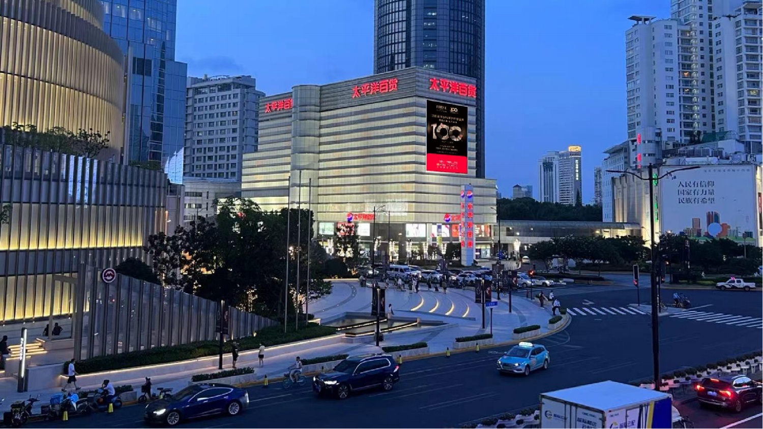Xujiahui commercial district LED landmark screen