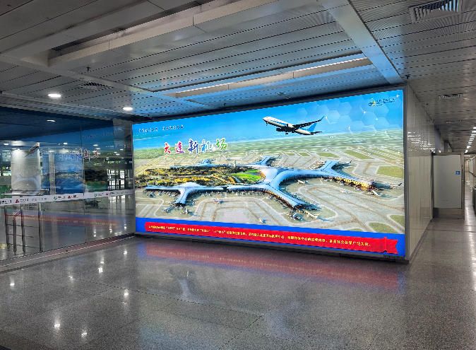 大连周水子机场一层国内到达厅灯箱