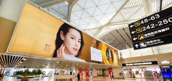 海口美兰机场T2三层出发厅中央商业区灯箱