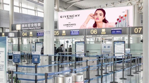 长沙黄花机场T1T2安检口正上方LED