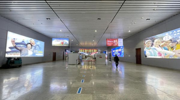 青岛北站到达通道西出口墙面灯箱