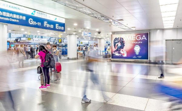 北京首都机场T2国内出发办票大厅灯箱