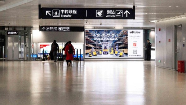 宁波栎社国际机场T2国际到达通廊下滚梯灯箱