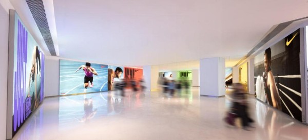 深圳湾万象城地铁通道连廊C段灯箱