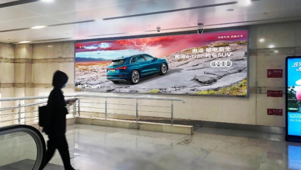 大连周水子机场国内一层到达通廊下电梯灯箱