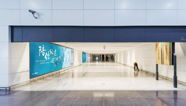 青岛胶东国际机场国际行李厅通廊墙体灯箱