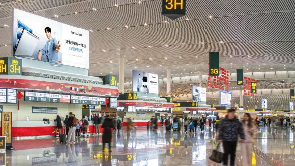 重庆江北国际机场T3国内国际出发区办票大厅灯箱