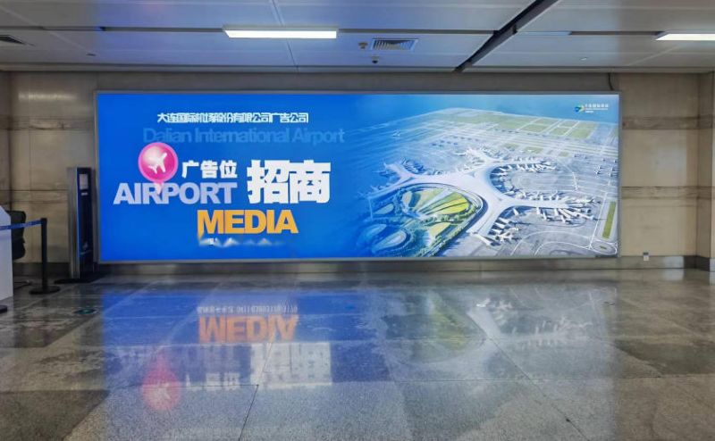 大连周水子机场一层国内到达厅B区通道灯箱