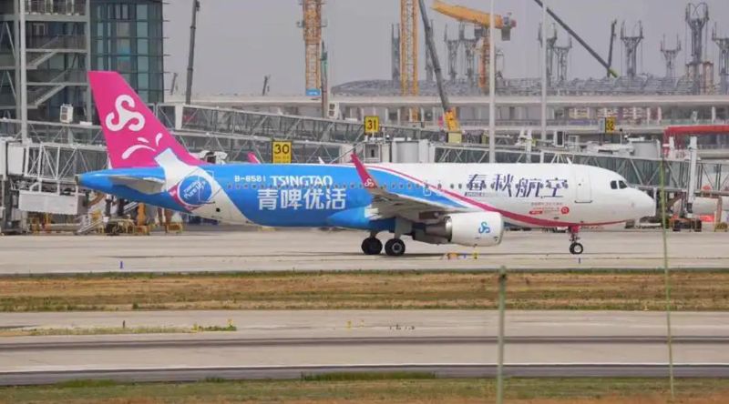 Spring Airlines aircraft fuselage painting advertisement