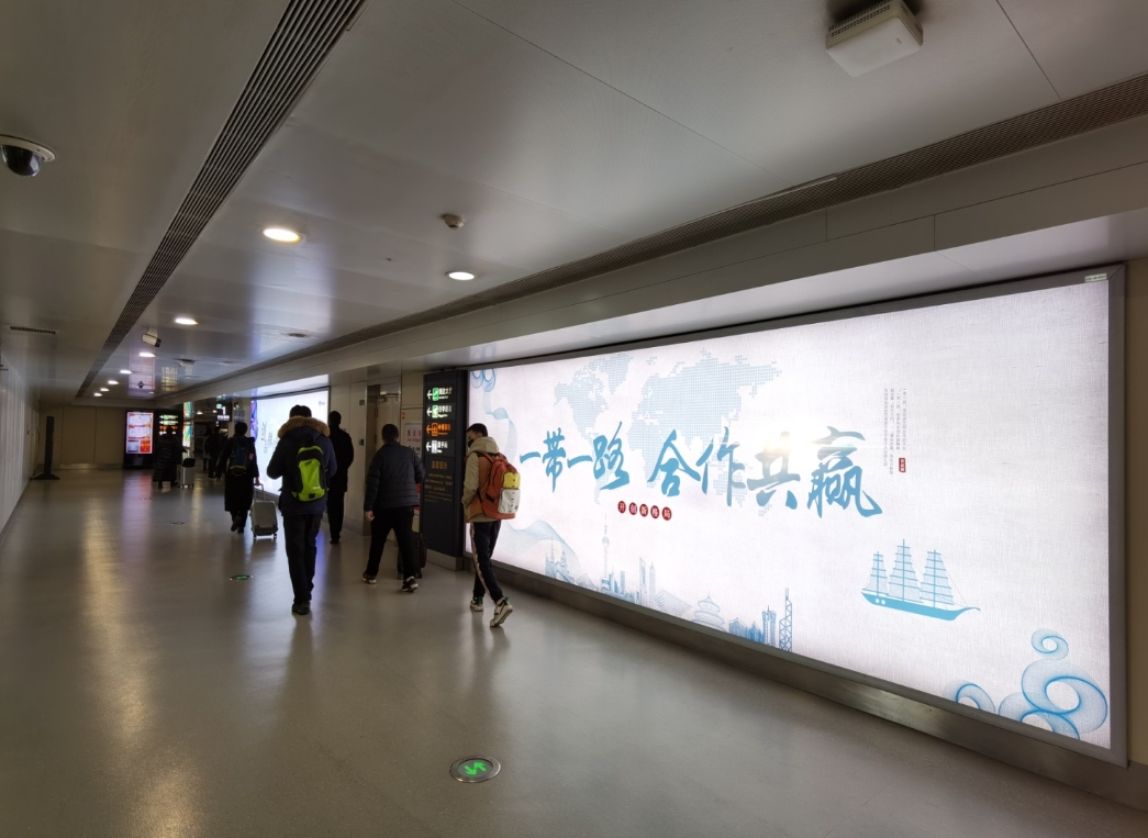 兰州中川机场国内到达通廊墙面灯箱