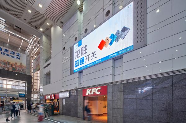 上海站进站大厅两侧吊挂屏