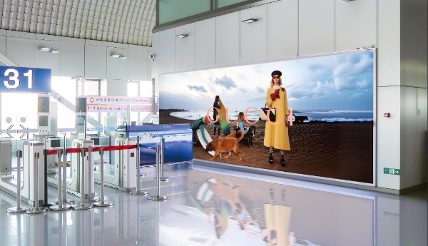 北京首都机场T2二层国内出发候机区灯箱