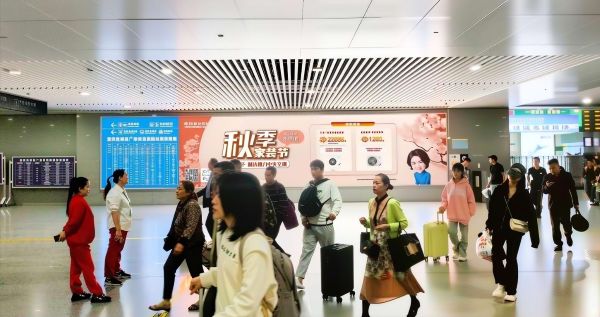 重庆北站北广场到达通道出口右侧灯箱