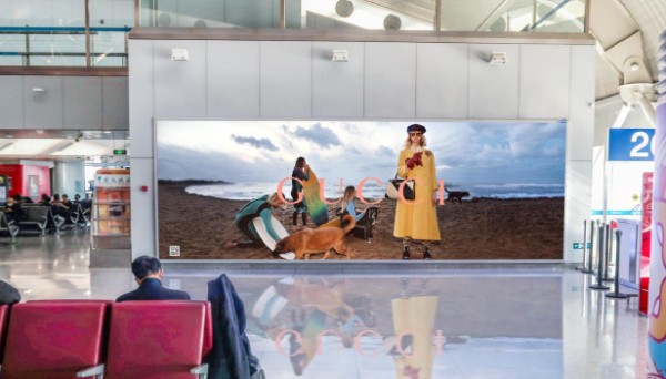 北京首都机场T2二层国内出发候机区灯箱