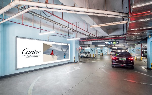 三亚凤凰国际机场综合楼车场内行车道灯箱